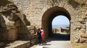 Two students measuring an  angle of the Porta de Felice